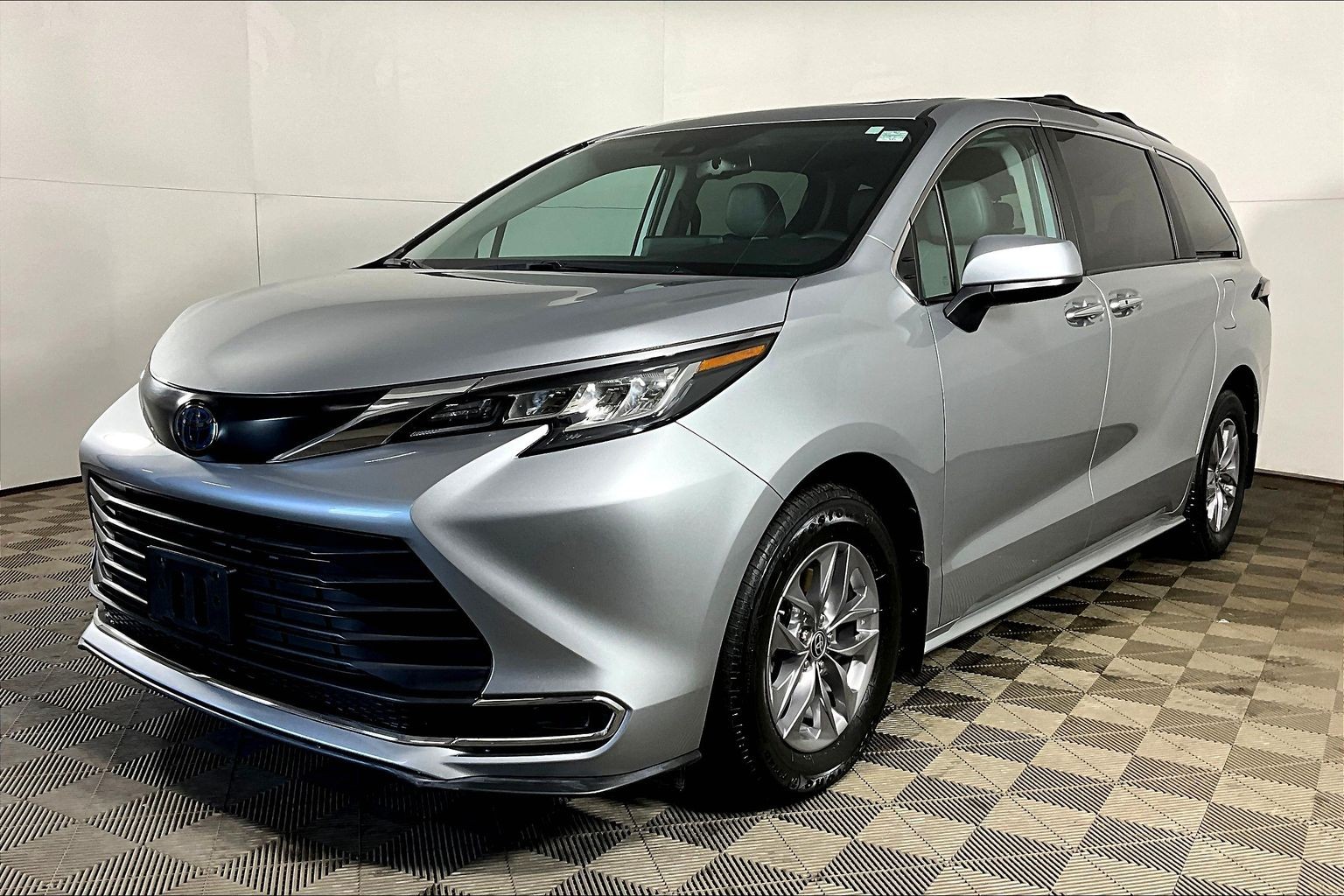 Silver 2022 Toyota Sienna Minivan Front-Wheel Drive Automatic