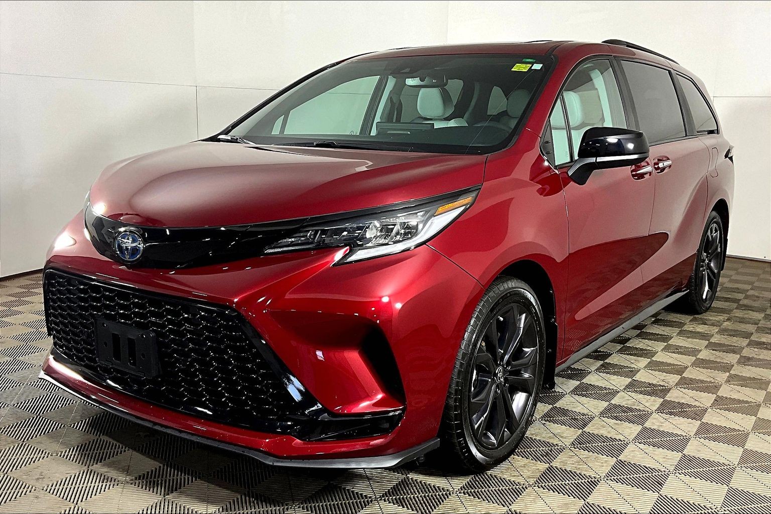 2025 Toyota Sienna XLE 8-Passenger FWD