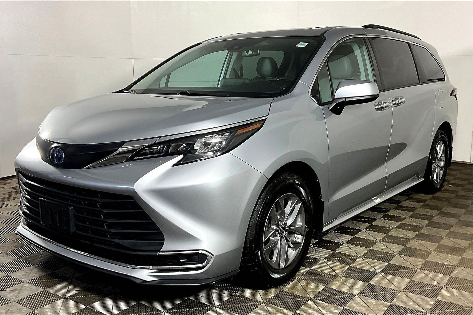 Silver 2024 Toyota Sienna Minivan Front-Wheel Drive Automatic
